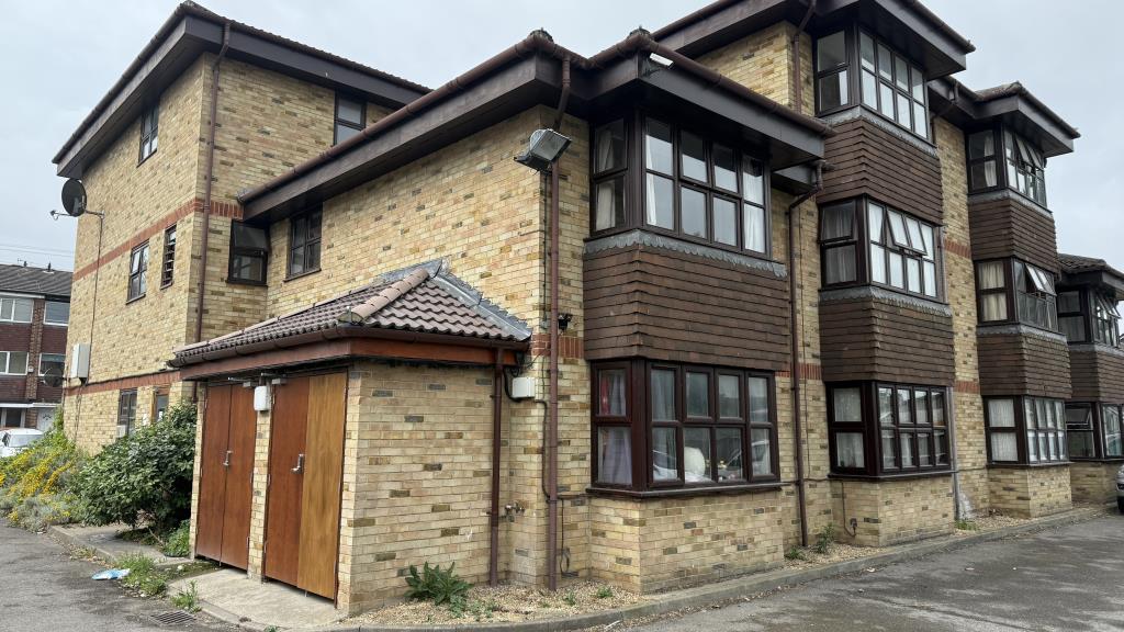 Lot: 144 - VACANT STUDIO FLAT FOR INVESTMENT - External image of studio flat from car park area